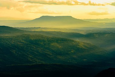 Tayland 'ın Phu Kra Dueng Ulusal Parkı' ndaki dağ tepeleri güneş ışığıyla kaplı.