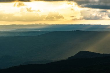 Tayland 'ın Phu Kra Dueng Ulusal Parkı' nda güneş ışığıyla kaplı dağ sırtları
