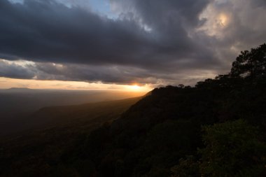 Tayland 'ın Phu Kra Dueng Ulusal Parkı' nda güneş ışığıyla kaplı dağ sırtları