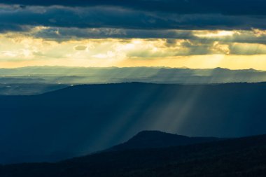 Tayland 'ın Phu Kra Dueng Ulusal Parkı' nda güneş ışığıyla kaplı dağ sırtları