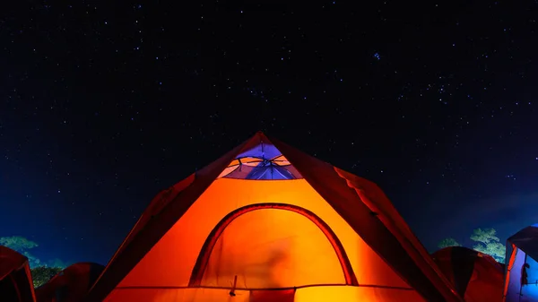 夜空の下のオレンジ色のテントとタイ国立公園のPhu Kra Duengの星 — ストック写真