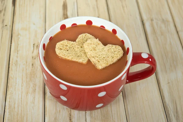 Zwevende brood harten in tomatensoep — Stockfoto