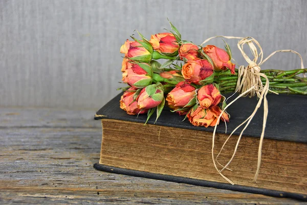 古い本のオレンジ色のバラの花束 — ストック写真