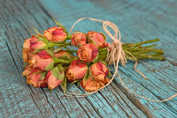 Oranje Rozen boeket op aqua hout — Stockfoto