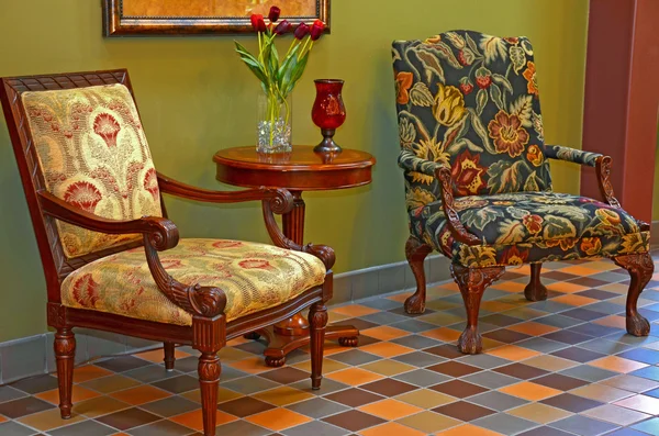 Цветочные мягкие стулья в фойе — стоковое фото