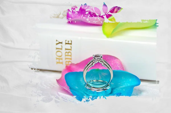 マスク フレームとバラの花びらの結婚指輪 — ストック写真
