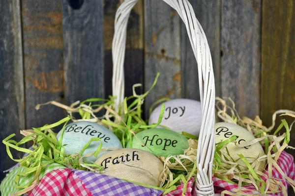 Œufs de Pâques inspirés dans le panier — Photo