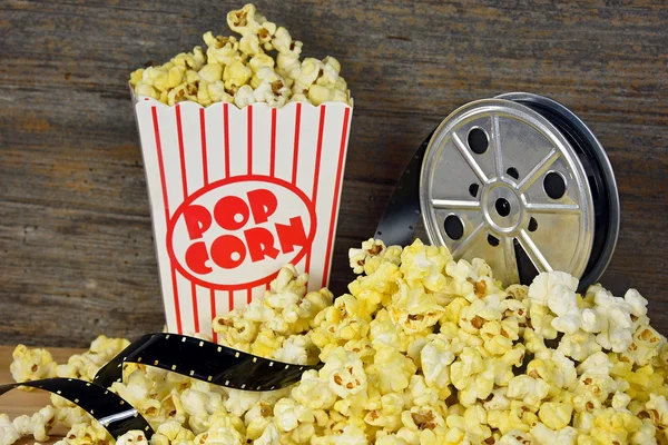 Gammaldags film reel med popcorn — Stockfoto