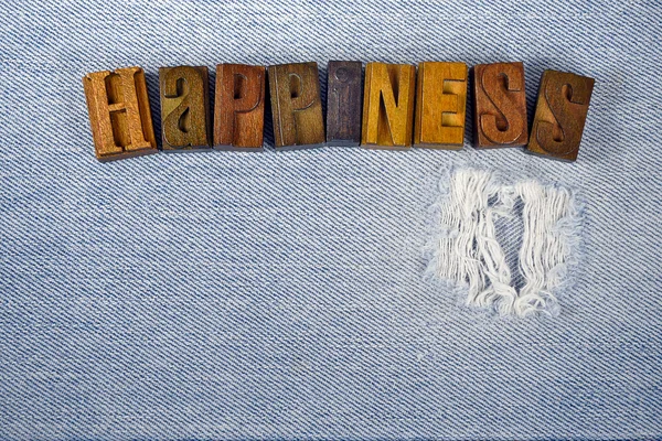 Palabra felicidad en tipografía de madera tipo — Foto de Stock