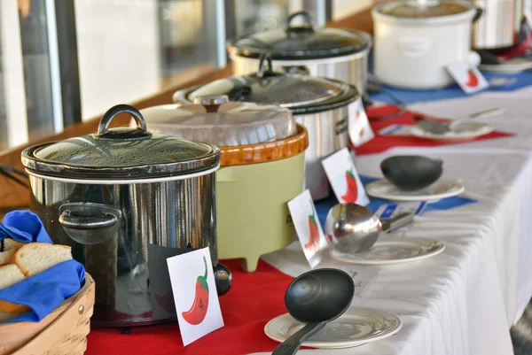 Ollas de crock en el concurso cocinero chili off — Foto de Stock