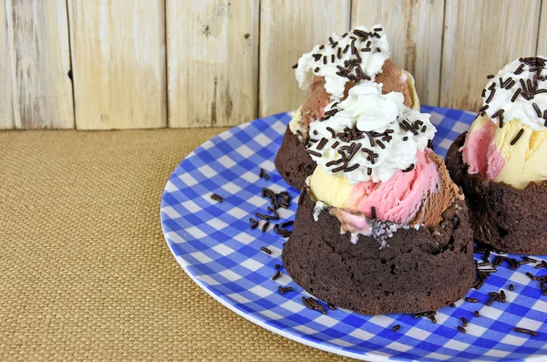 Napolitanska fruktglass i brownie skål — Stockfoto