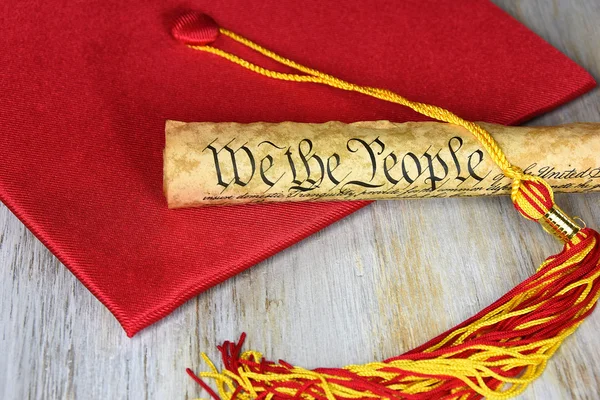 Tappo graduazione rosso con Costituzione degli Stati Uniti — Foto Stock