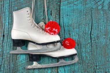 buz pateni turkuaz rustik ahşap üzerine