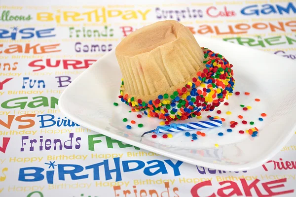 Cupcake capovolto con candela di compleanno — Foto Stock