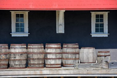 platform üzerinde ahşap varil satır