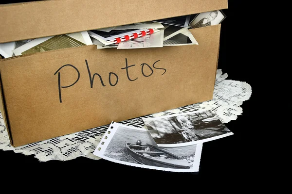 Instantâneos vintage em caixa de papelão — Fotografia de Stock