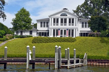 lüks bir nehir üzerinde ön kapının Amerikan bayrakları ile ev 