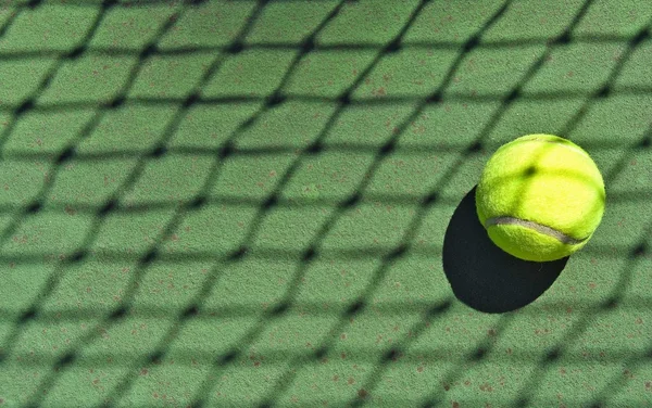 Balle de tennis dans l'ombre du filet — Photo