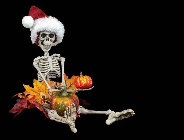 Esqueleto Halloween Com Chapéu Natal Segurando Uma Abóbora Folhas Outono — Fotografia de Stock