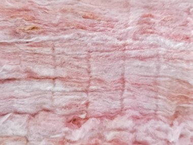 Pembe fiberglas yalıtım tabakalarının yakın çekimi