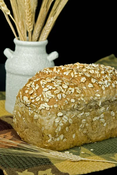 Закрытие Цельного Пшеничного Хлеба Пшеничными Стеблями Вазе — стоковое фото