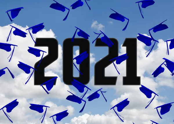 Tappi Graduazione Blu Aviotrasportati Con 2021 Testo Cielo Blu Con — Foto Stock