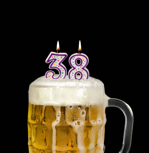 Numéro Bougies Dans Une Tasse Bière Pour Célébration Anniversaire Isolé — Photo