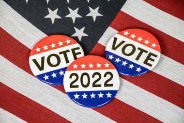 2022 için Amerikan bayrağında seçim kampanyası düğmeleri
