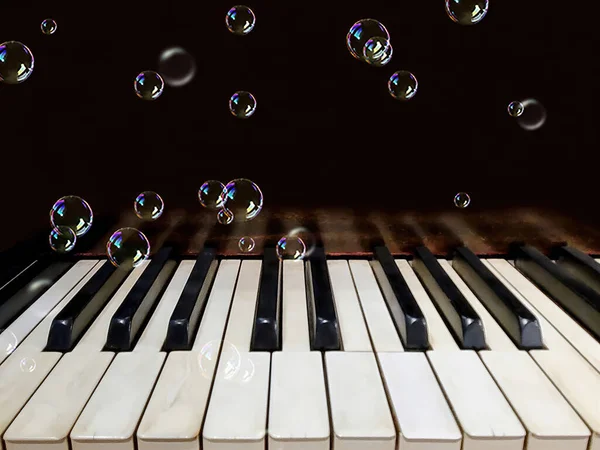 Bulles Irisées Flottantes Sur Vieilles Touches Piano — Photo