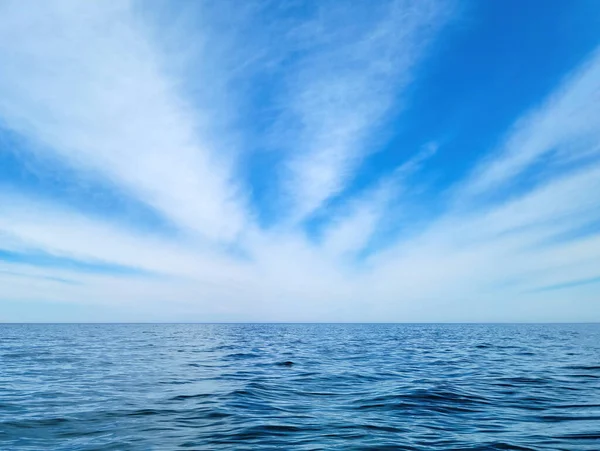 Witte Wolk Barsten Patroon Blauwe Lucht Rustige Lake Michigan Water — Stockfoto