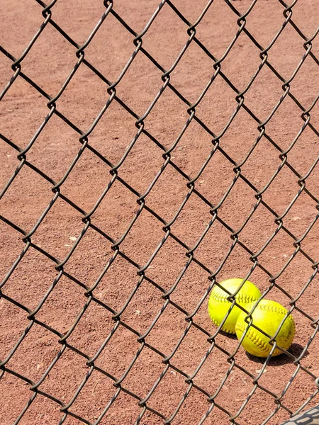 Par Softballs Amarelos Sujeira Atrás Cerca Ligação Chain — Fotografia de Stock