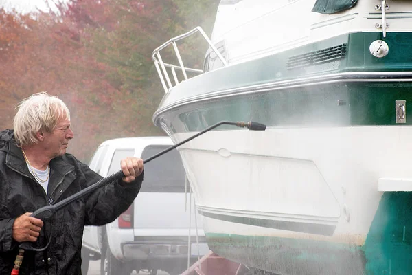 Hombre Caucásico Lavando Casco Barco Con Lavadora Presión — Foto de Stock