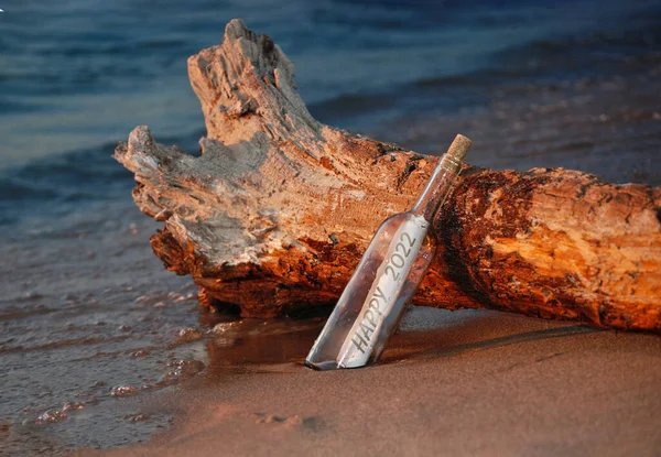 New Year 2022 Message Bottle Leaning Driftwood Log Beach — Stock Photo, Image