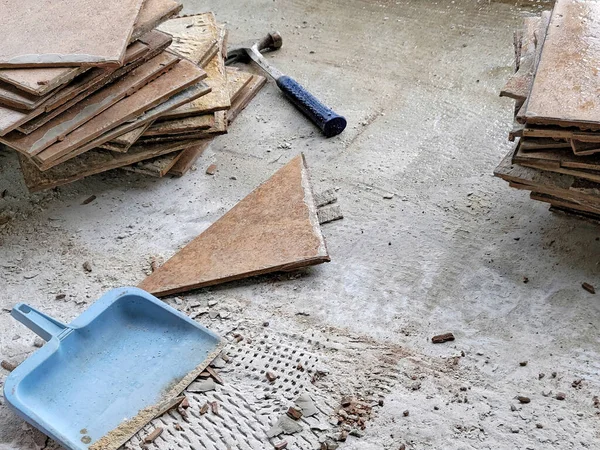 Blue Dustpan Hammer Broken Ceramic Floor Tile — Stock Photo, Image