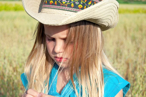Fiatal Fehér Szőke Lány Nyugati Stílusú Cowboy Kalap — Stock Fotó