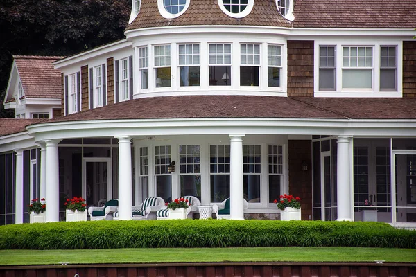 Πολυτελές Εξοχικό Σπίτι Λευκά Ψάθινα Έπιπλα Βεράντα Και Κόκκινα Γεράνια — Φωτογραφία Αρχείου