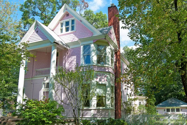 Casa Victoriana Rosa Con Chimenea Ladrillo Árboles Verdes —  Fotos de Stock