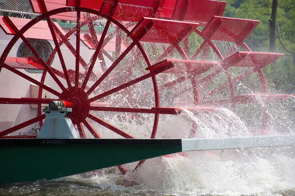 Nahaufnahme Eines Roten Schaufelrads Auf Einer Fähre Auf Einem Fluss — Stockfoto