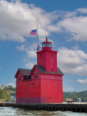Hollanda, Michigan 'daki Hollanda Limanı' nda Amerikan bayrağı yarıya indirilmiş büyük kırmızı deniz feneri. 