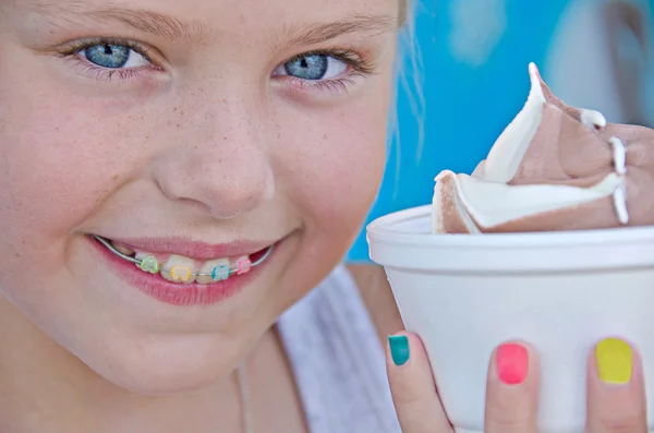 Fille avec orthodontie et crème glacée — Photo