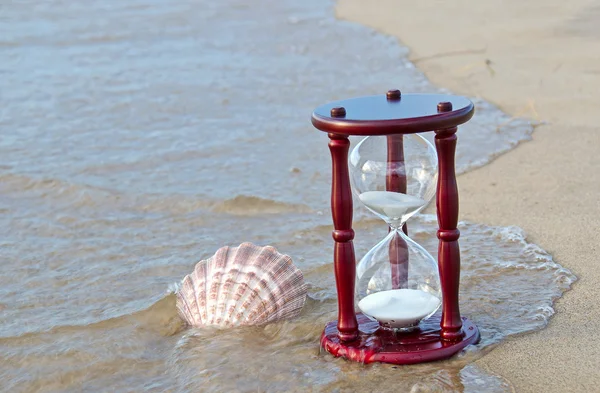 Sand time in sand with seashell — Stock Photo, Image