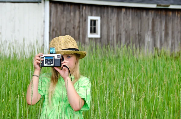 Eski kamera ile küçük kız — Stok fotoğraf