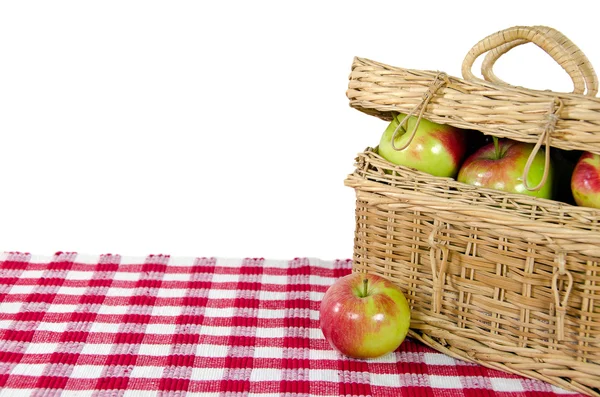 Manzanas en cesta de picnic —  Fotos de Stock