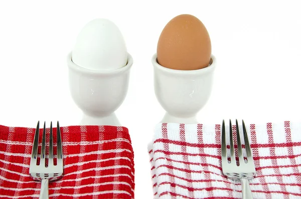 갈색과 흰색 하드 삶은 계란 — 스톡 사진