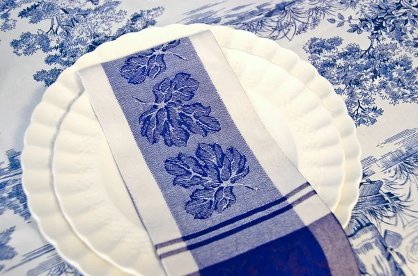 Синяя и белая салфетка на тарелке — стоковое фото