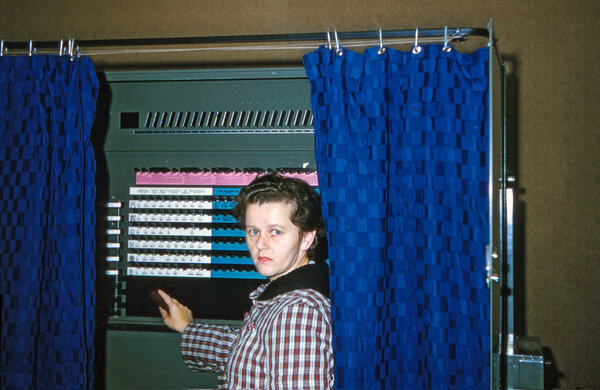 Женщина в кабинке для голосования