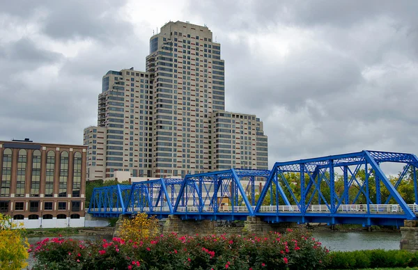 Blauwe brug in grand rapids — Stockfoto