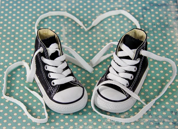 Zapatilla de deporte con corazón de cordones —  Fotos de Stock