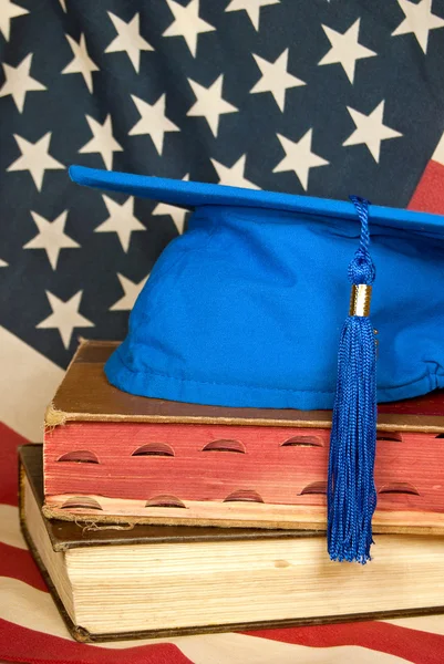 Gorro de graduação azul em livros — Fotografia de Stock