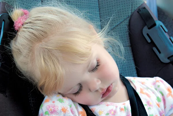 Petite fille dormant dans le siège auto — Photo